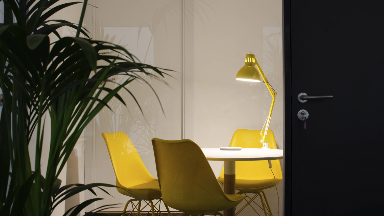 nomad coworking madrid- el refugio, una sala pequeña de reuniones hasta 4 personas